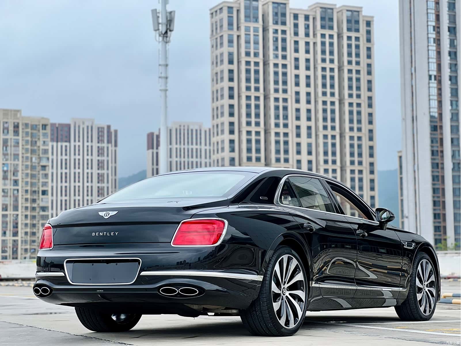 Bentley Flying Spur, 2025 11