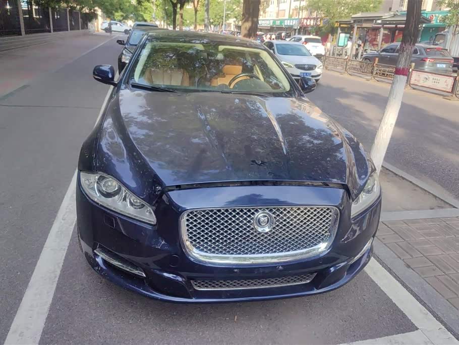 Jaguar XJ