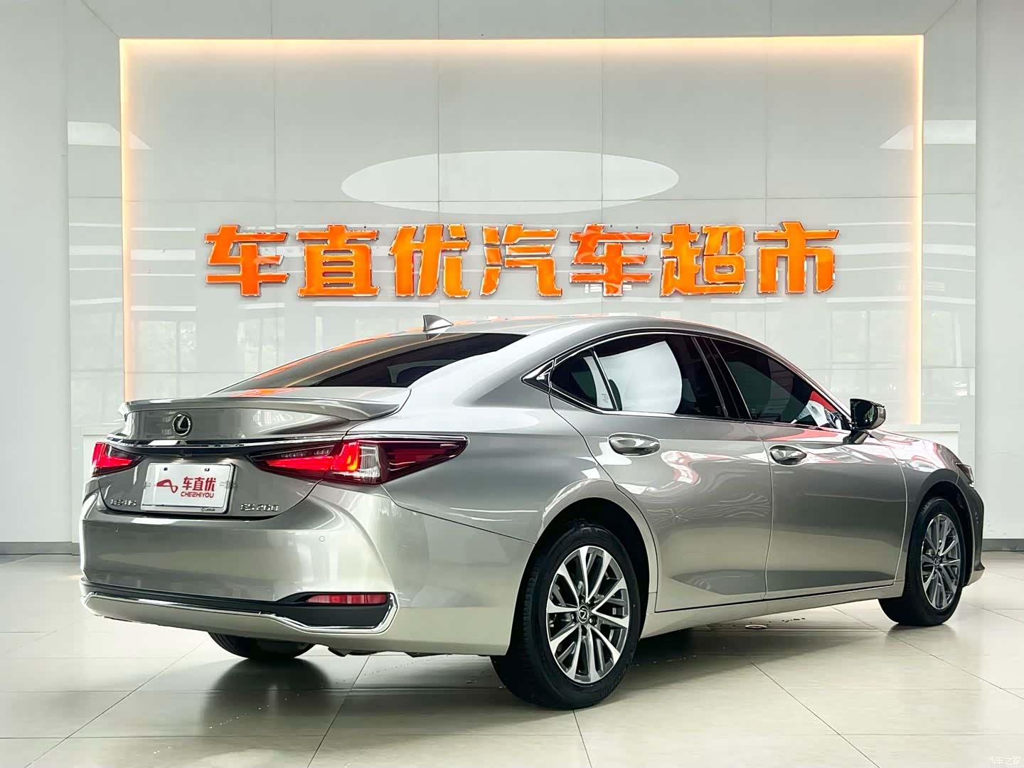 Lexus ES, 2023 все фото