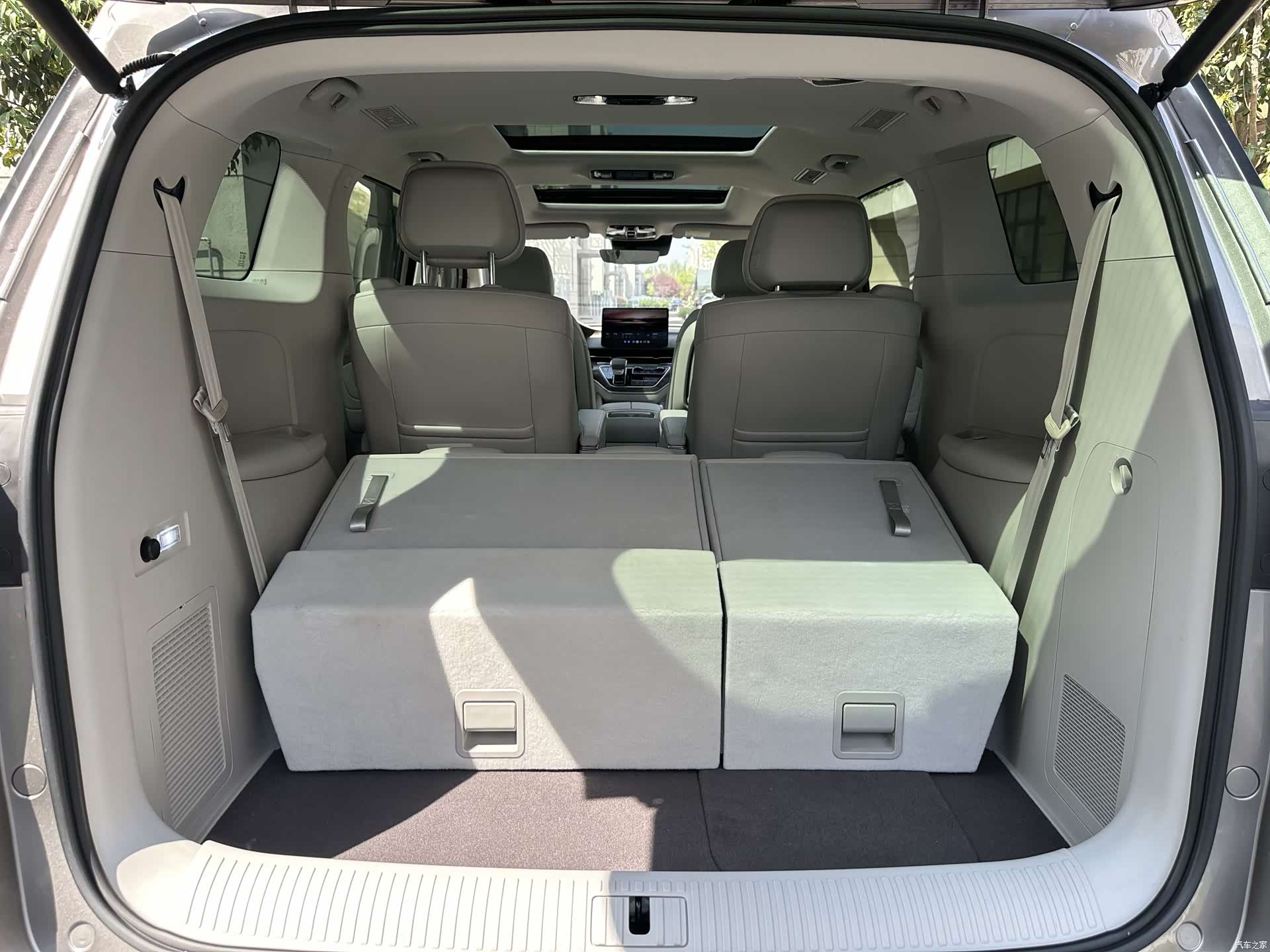 Roewe iMAX8, 2025 19