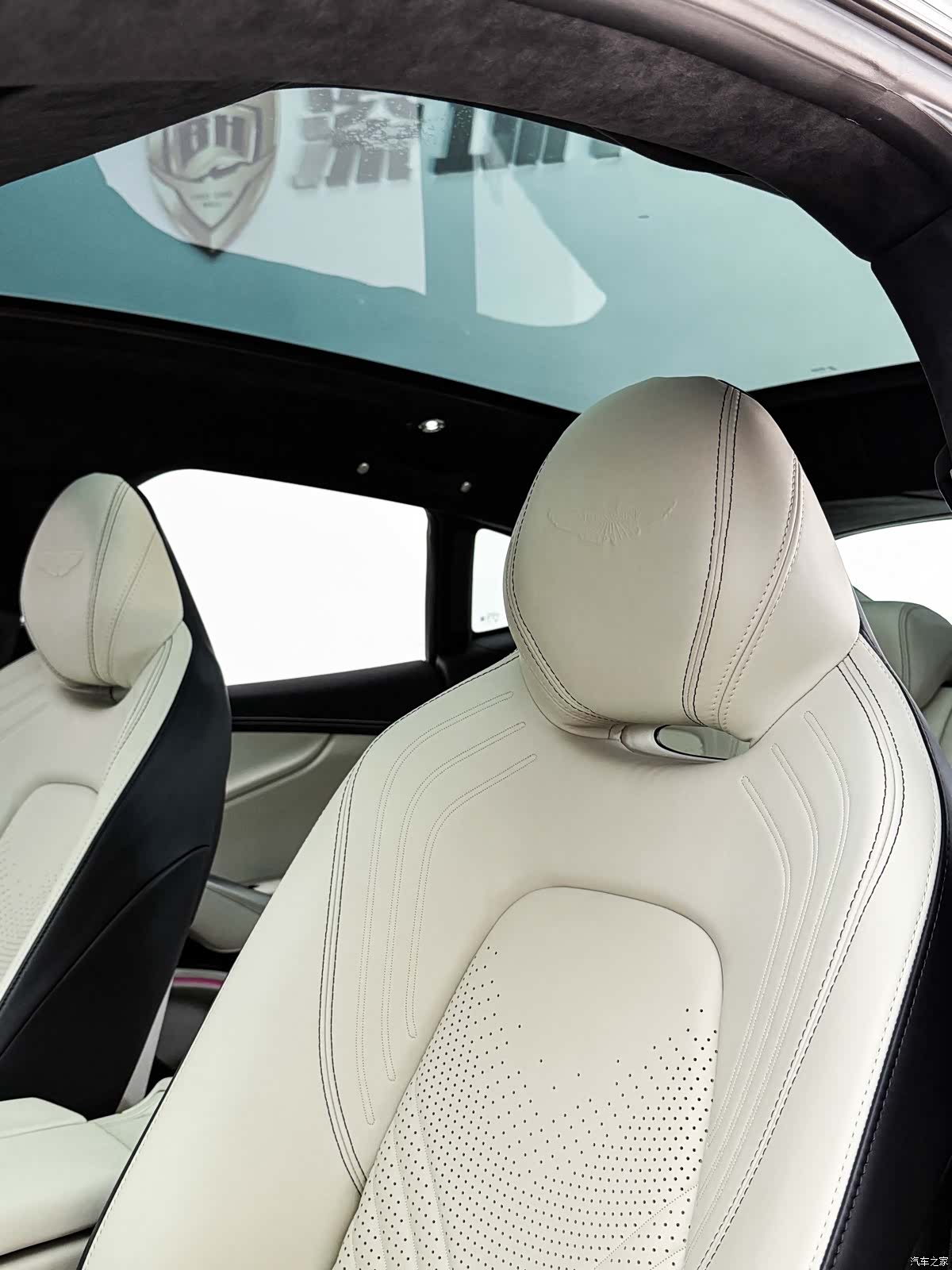Aston Martin DBX, 2023 9
