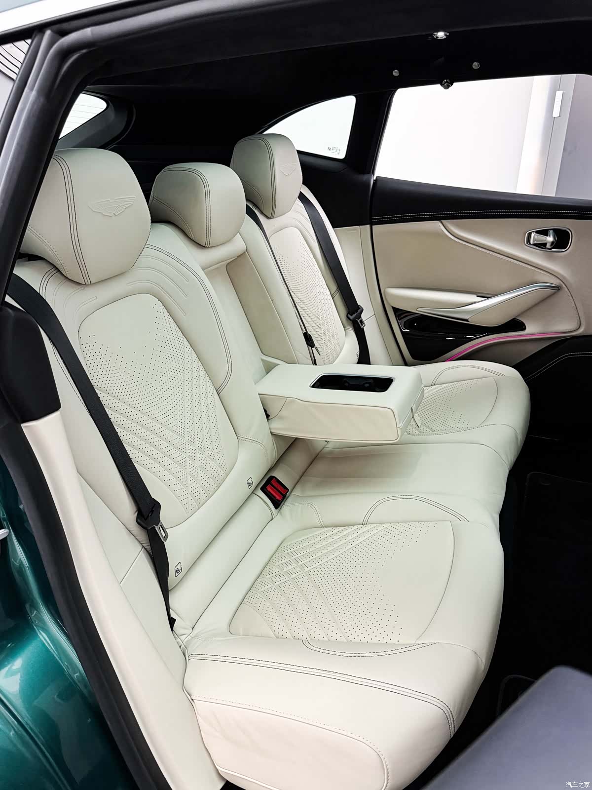 Aston Martin DBX, 2023 16