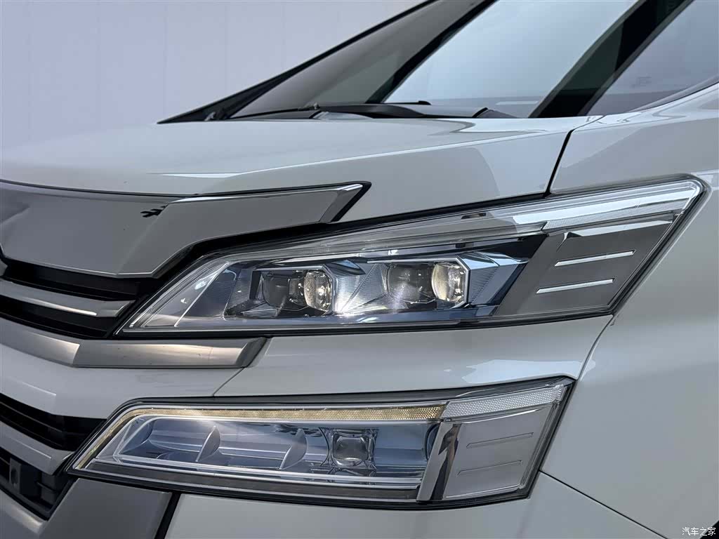 Toyota Vellfire, 2022 8