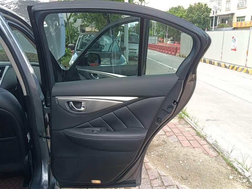 Infiniti Q50L