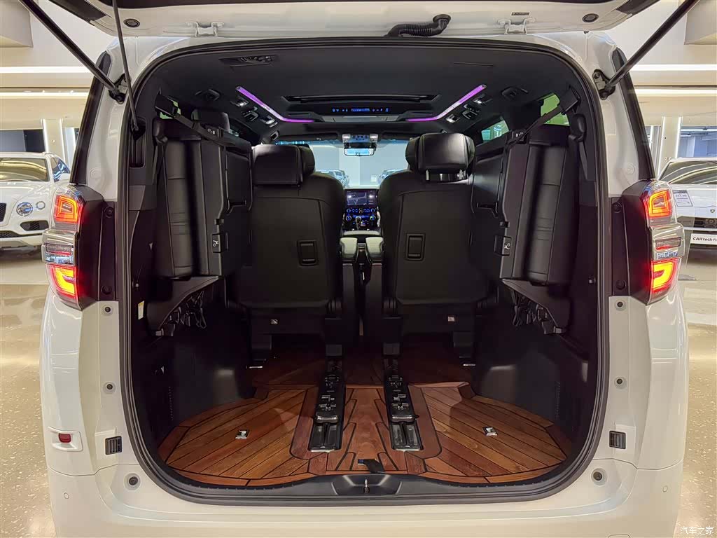Toyota Vellfire, 2022 13
