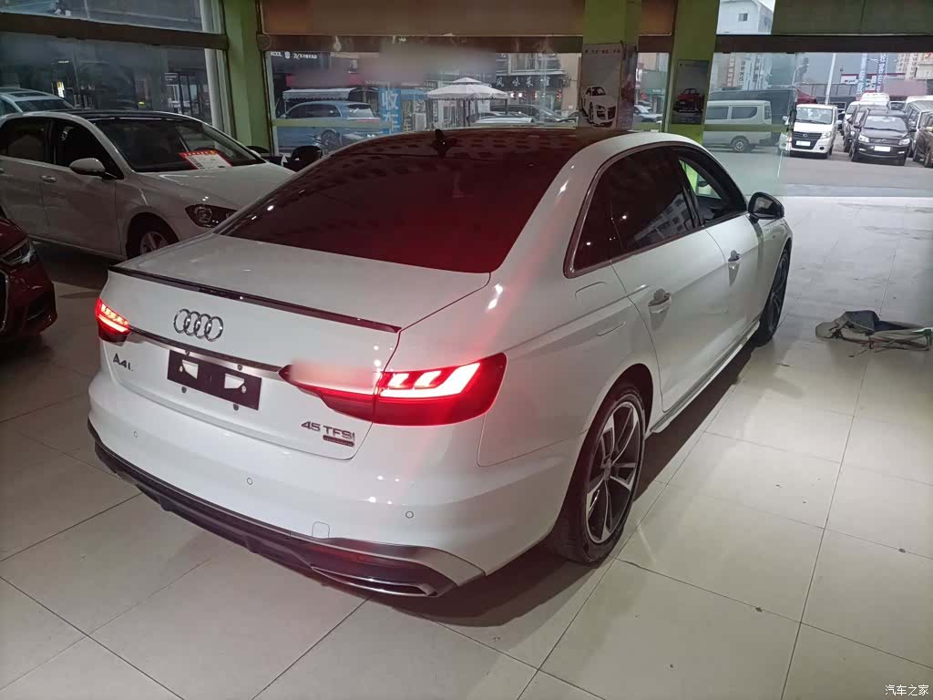 Audi A4L, 2020 все фото