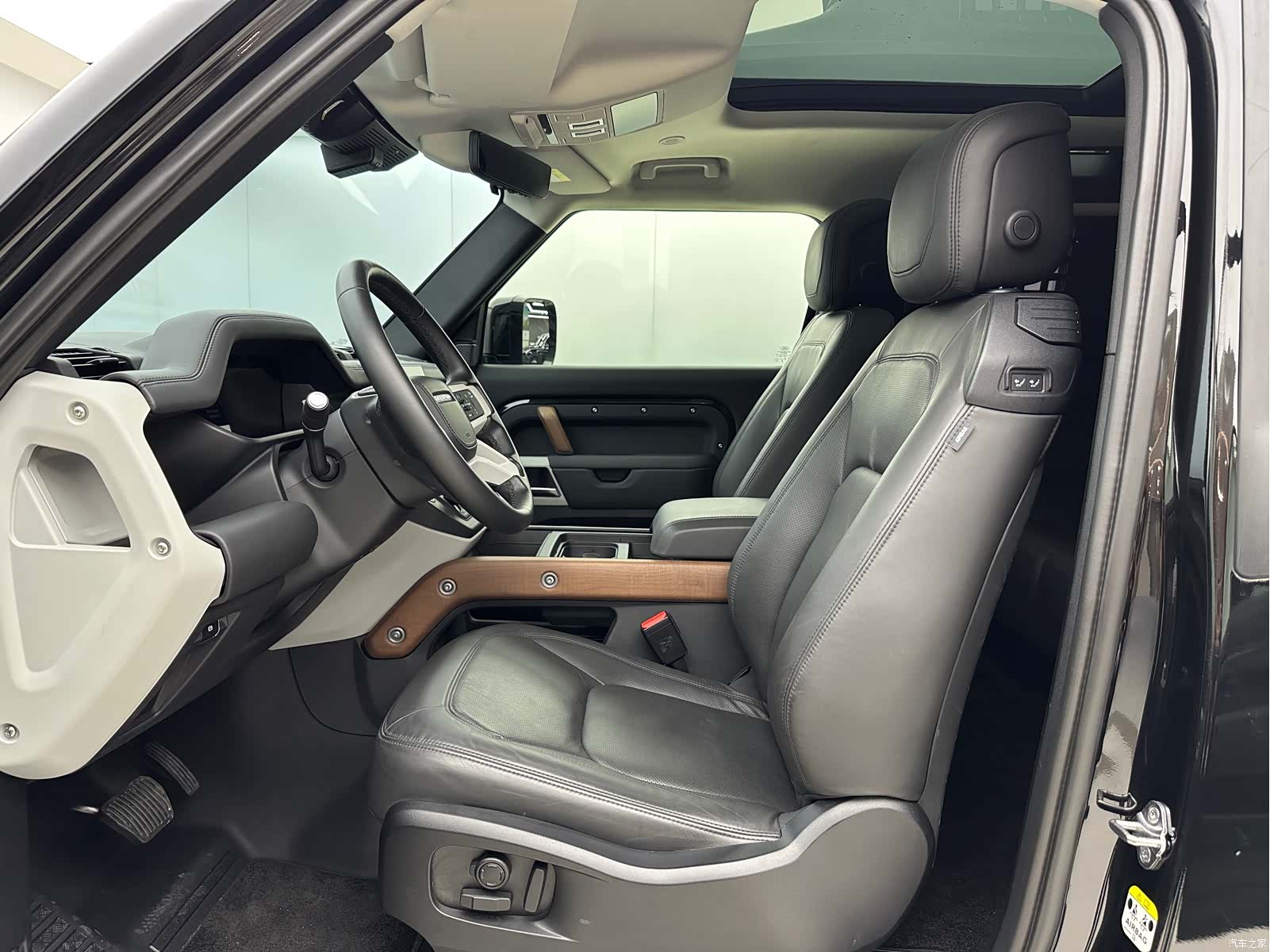 Land Rover Defender, 2023 15