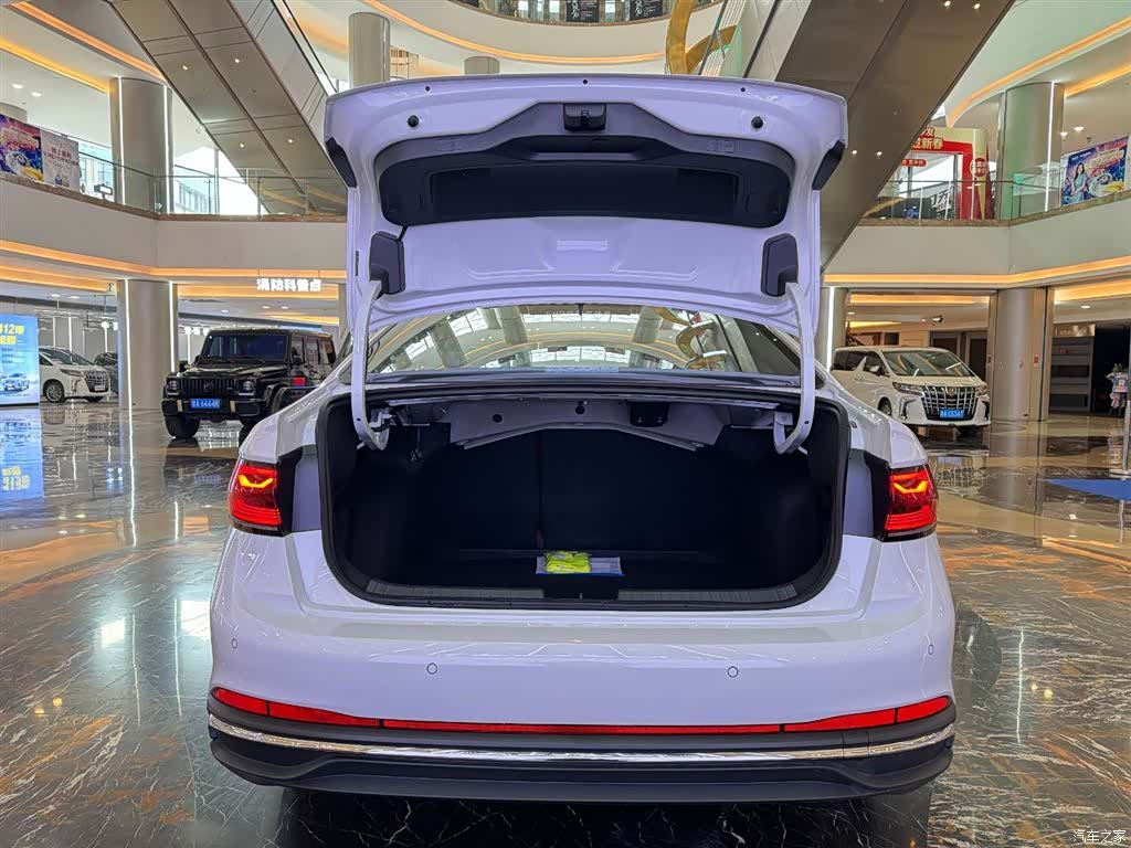Volkswagen Sagitar, 2025 11