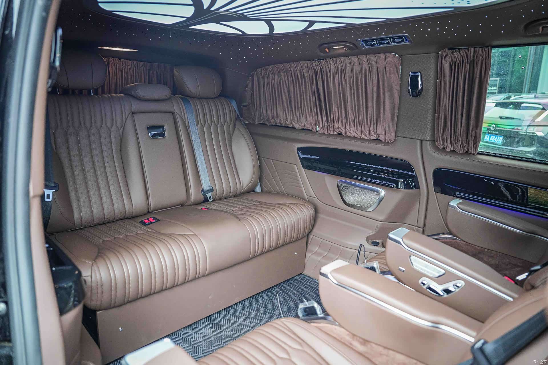 Mercedes-Benz 7, 2023 13