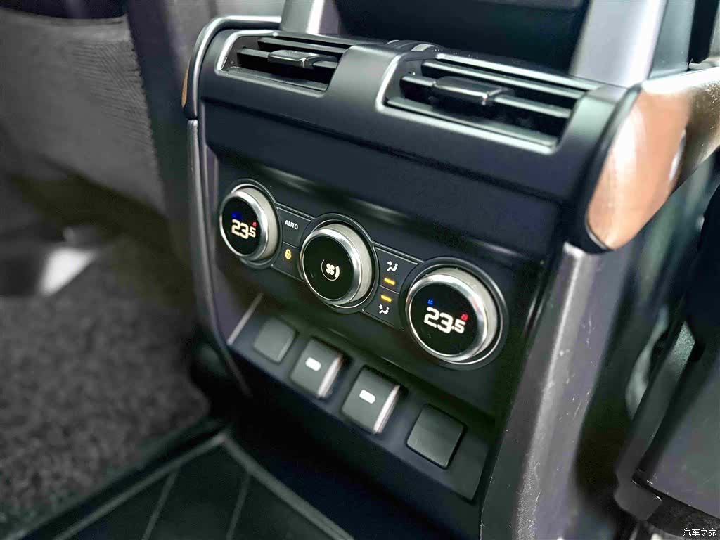 Land Rover Defender, 2024 18