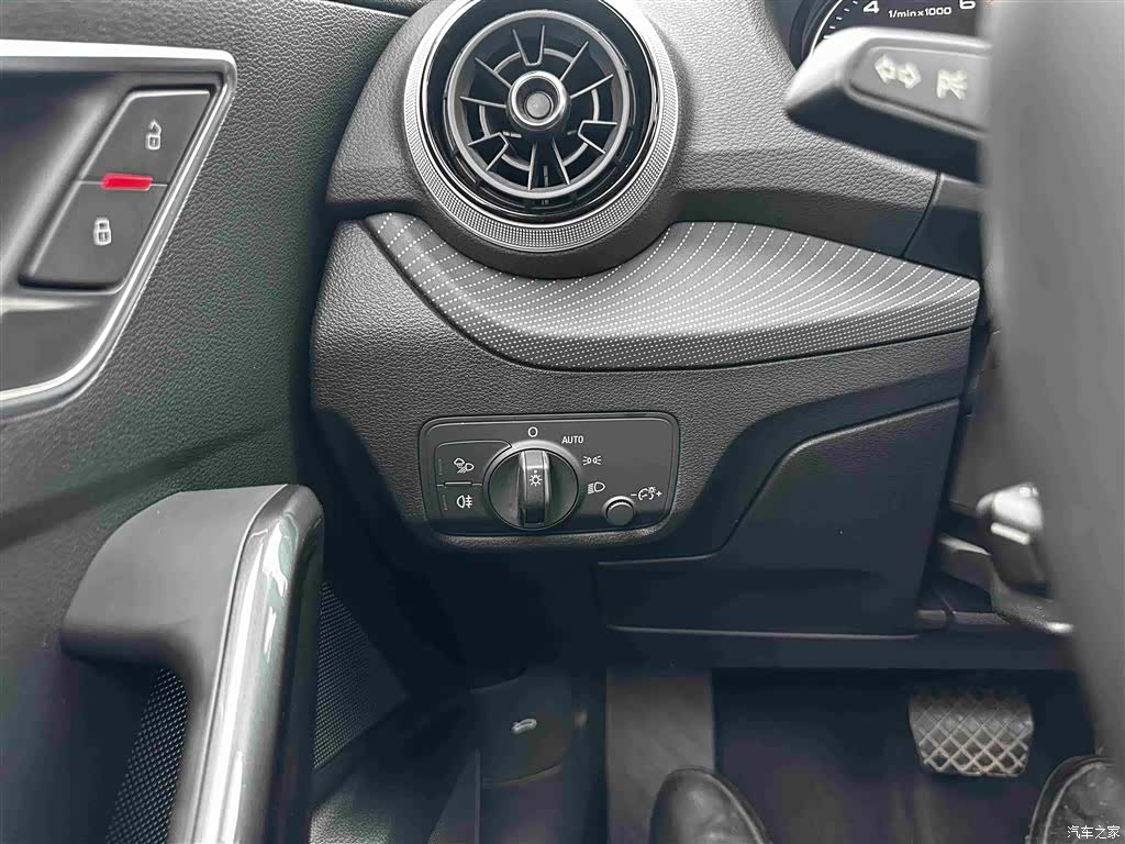 Audi Q2L, 2023 13
