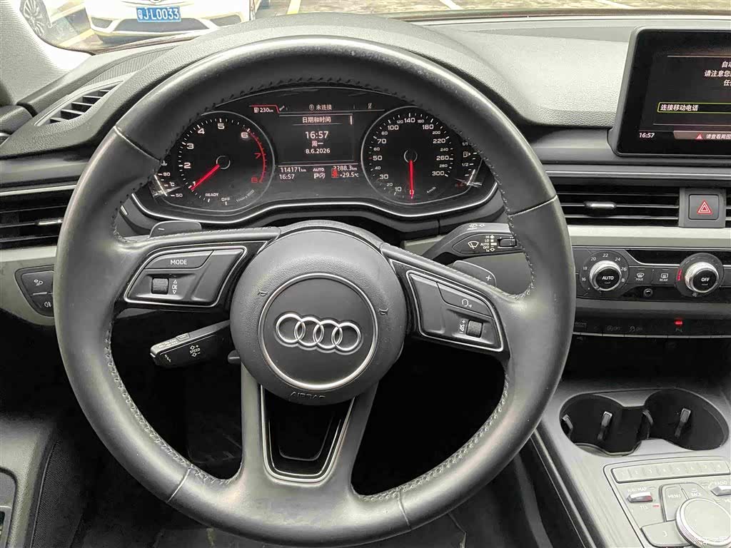 Audi A4L, 2020 все фото