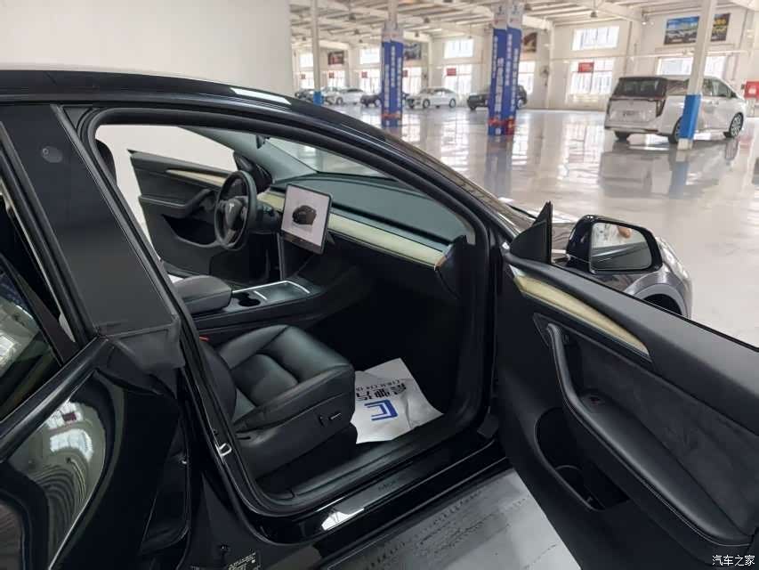 Tesla Model Y, 2023 13
