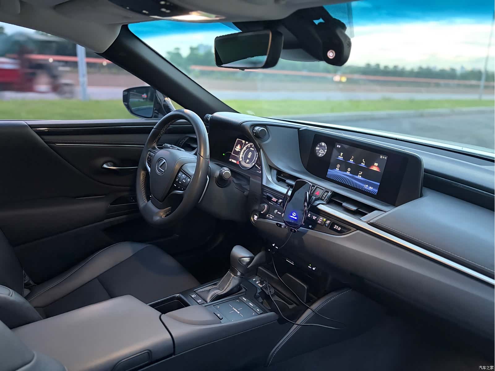 Lexus ES, 2019 13