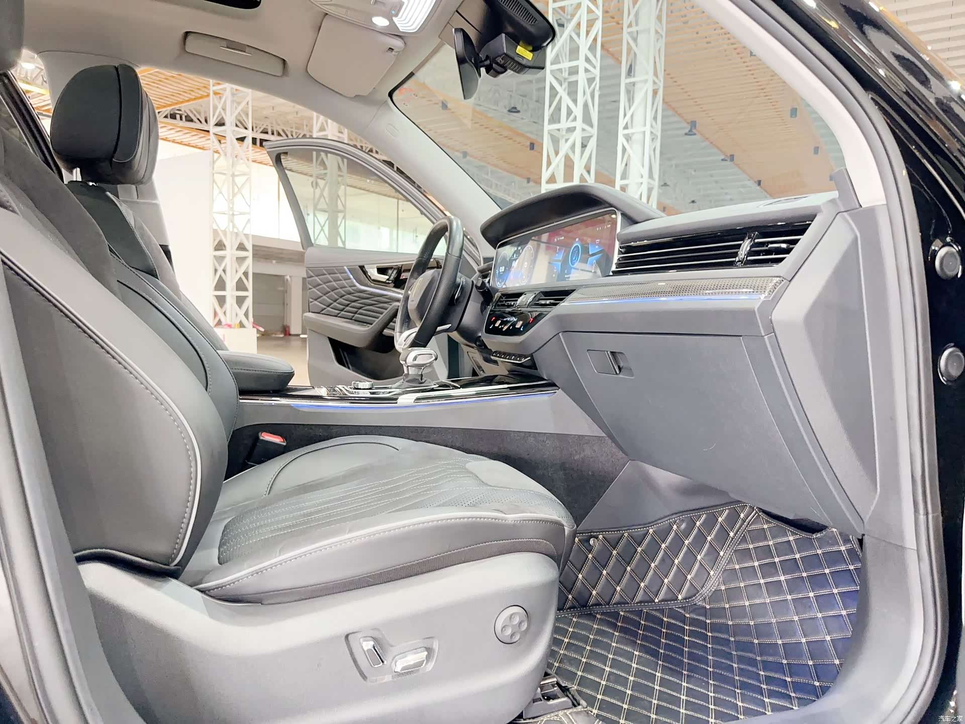 Hongqi HS5, 2023 10