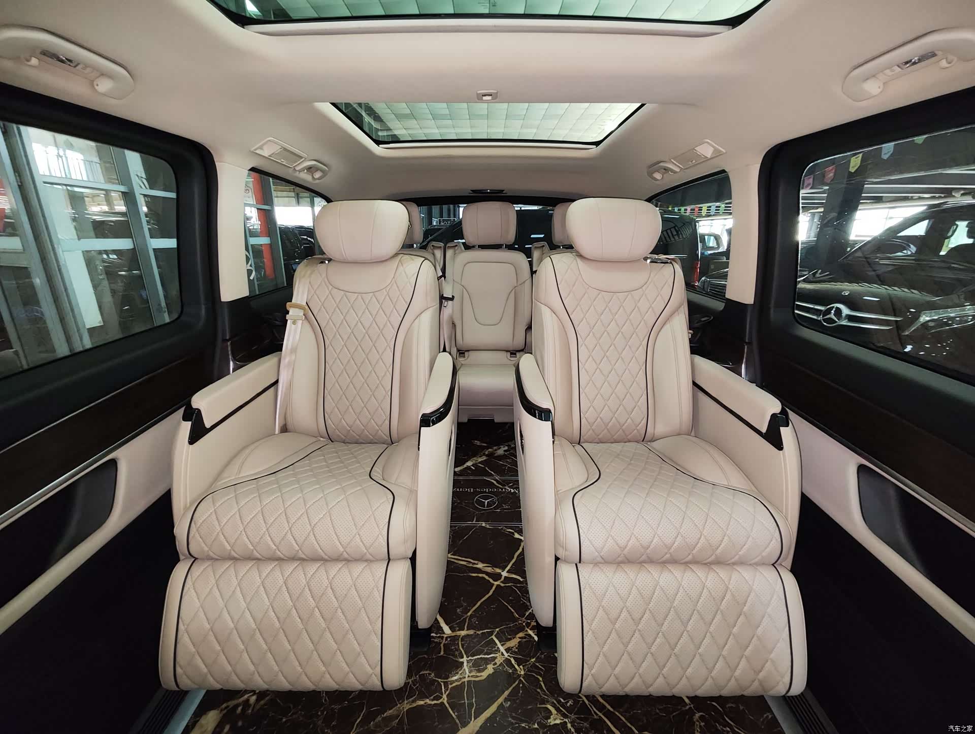 Mercedes-Benz V-Class, 2022 13