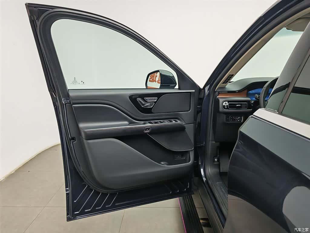 Lincoln Aviator, 2023 8