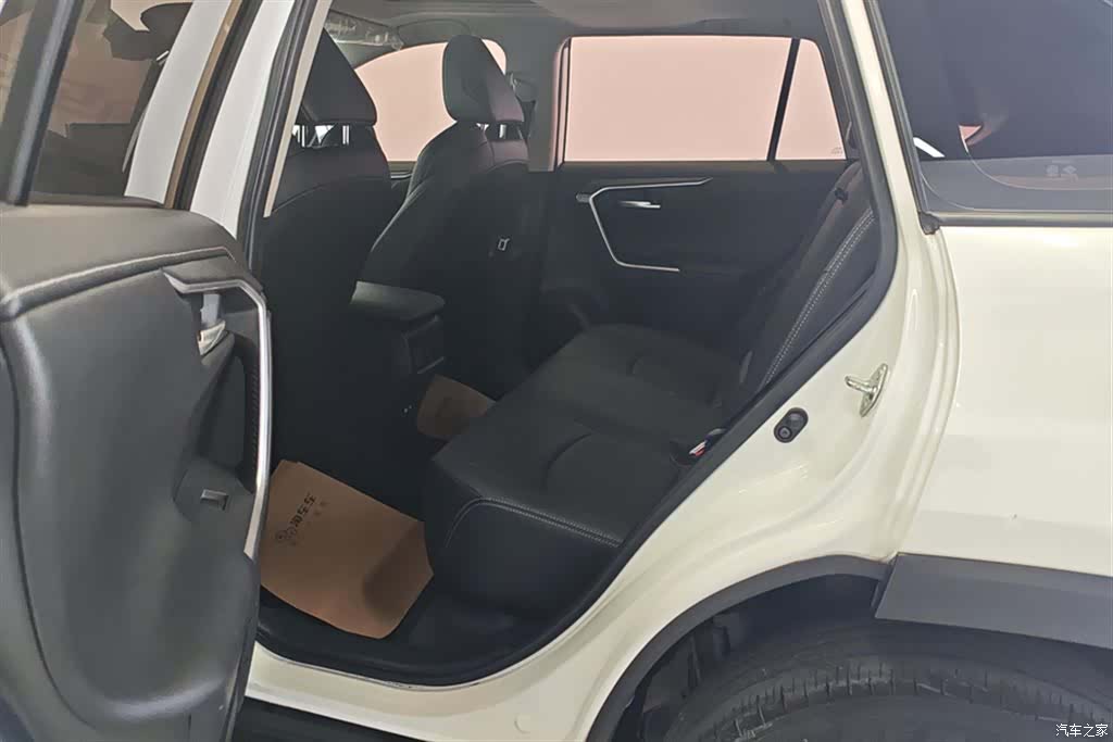 Toyota Wildlander, 2023 11