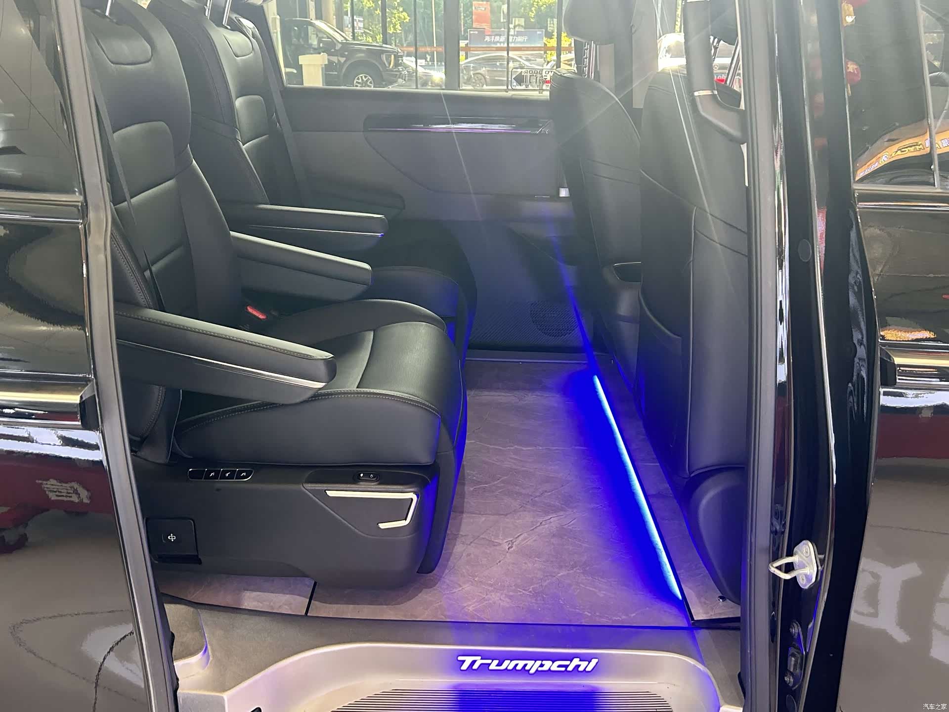 Trumpchi E8, 2025 11
