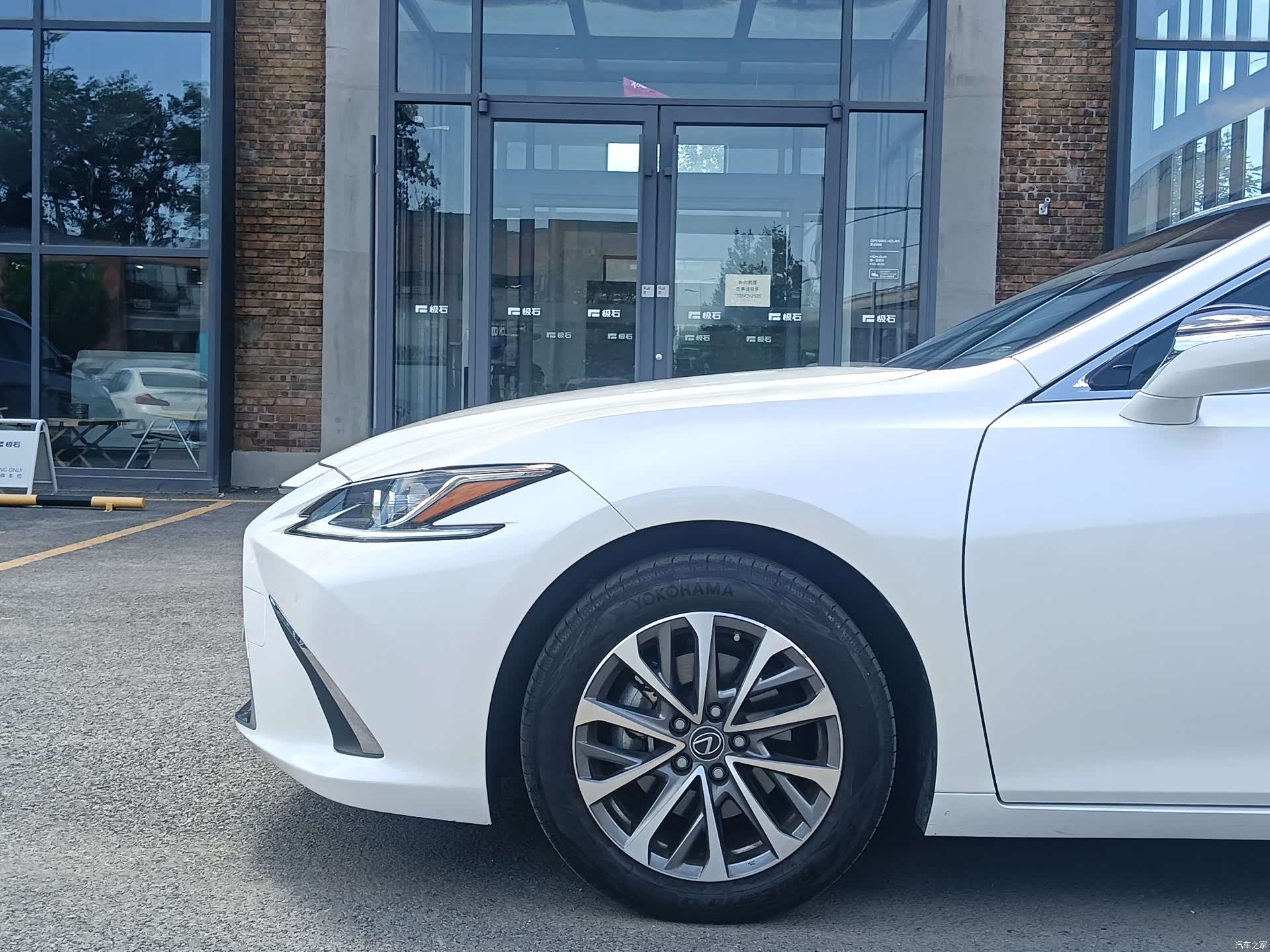 Lexus ES, 2022 все фото