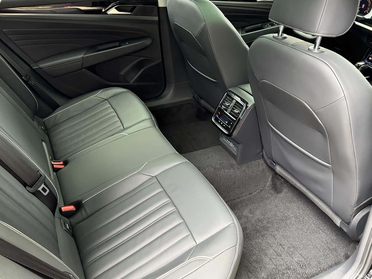 Volkswagen Passat, 2023 14