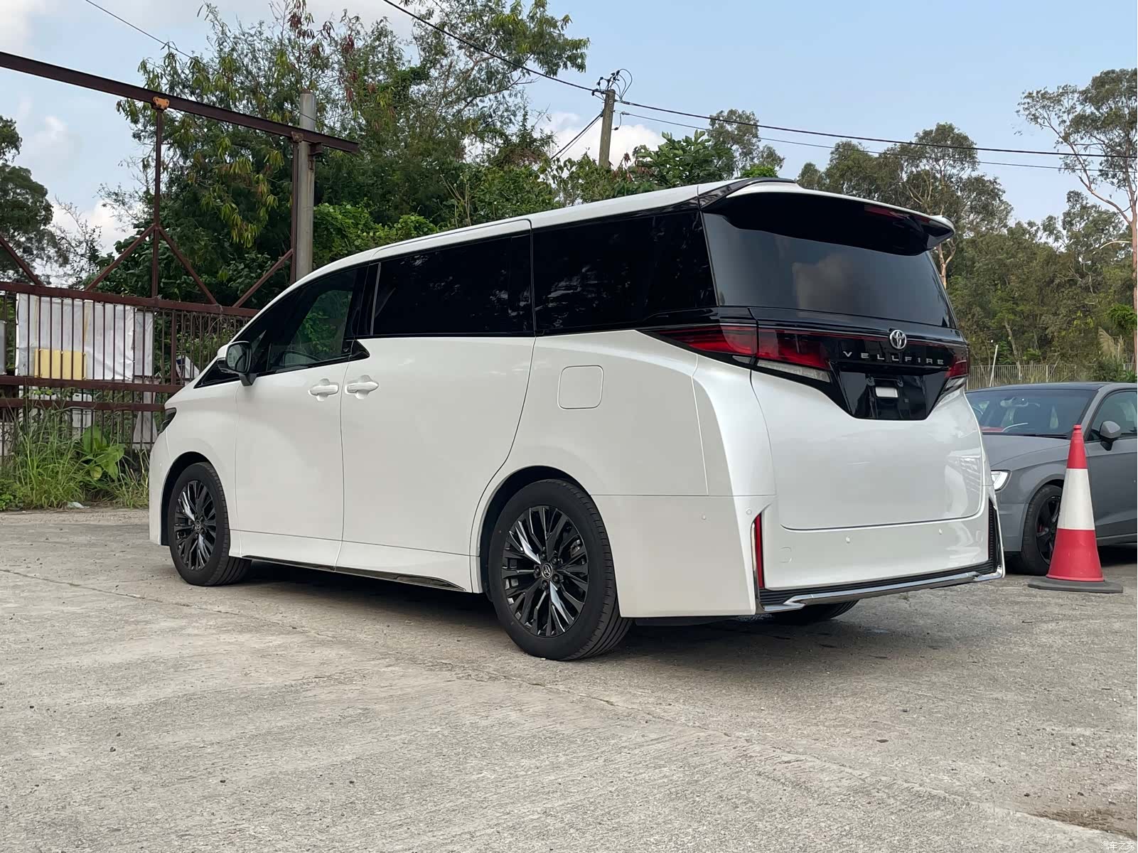 Toyota Vellfire, 2025 3