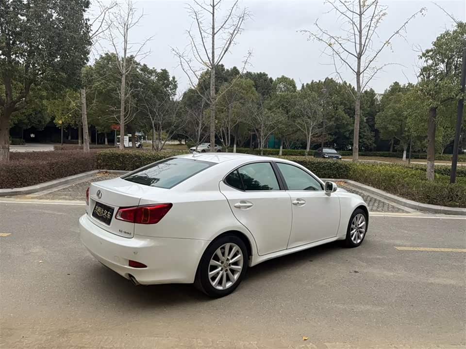 Lexus IS