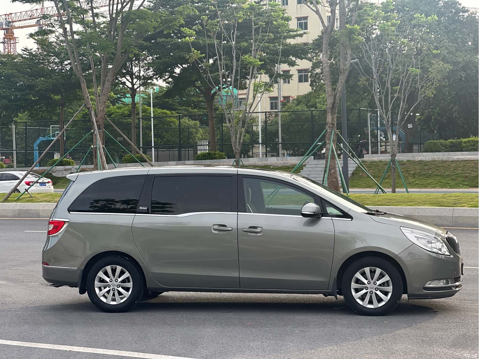 Buick GL8, 2013 4
