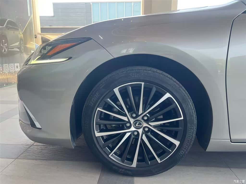 Lexus ES, 2023 все фото