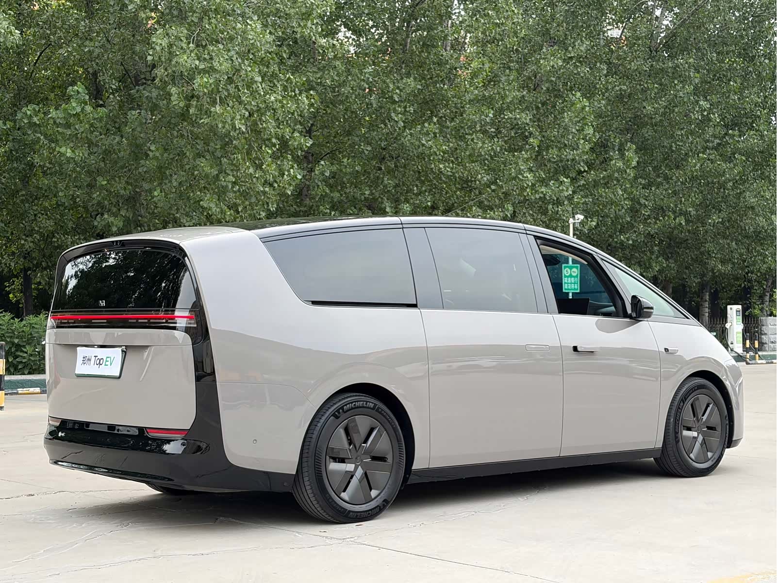 Li Auto MEGA, 2024 8
