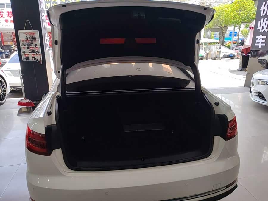 Audi A4L 2020, фото 19