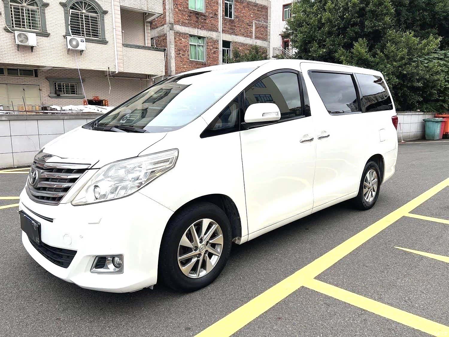 Toyota Alphard, 2012 1