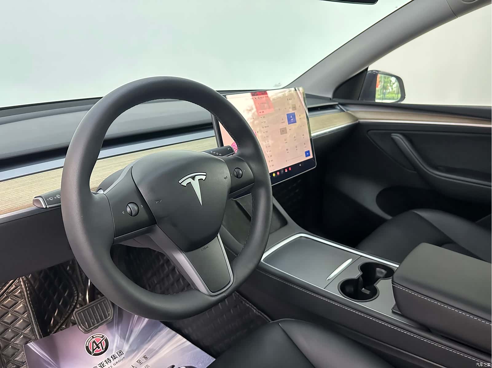 Tesla Model Y, 2023 16