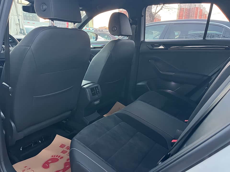 Volkswagen T-ROC exploring Songs