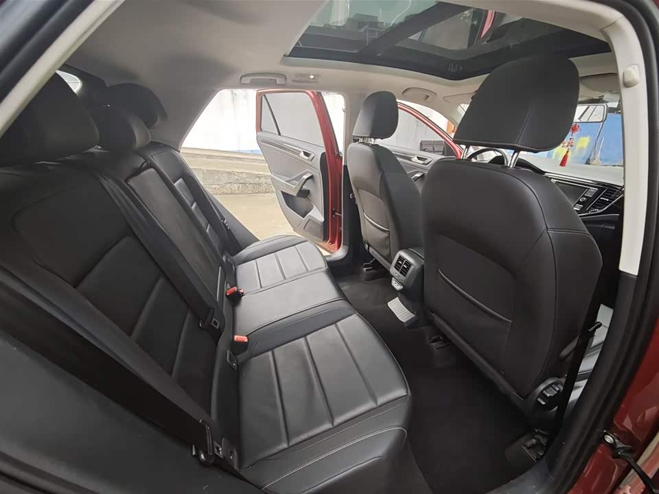 Volkswagen T-ROC exploring Songs