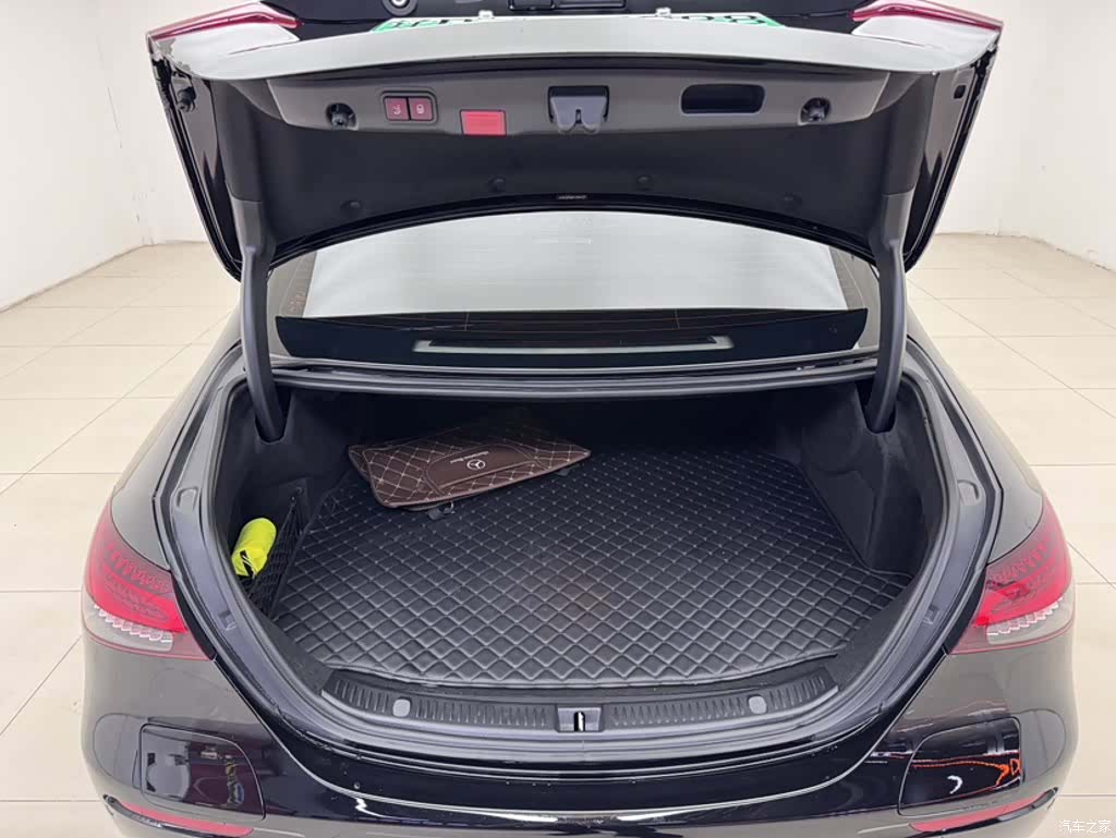 Mercedes-Benz E-Class, 2023 19
