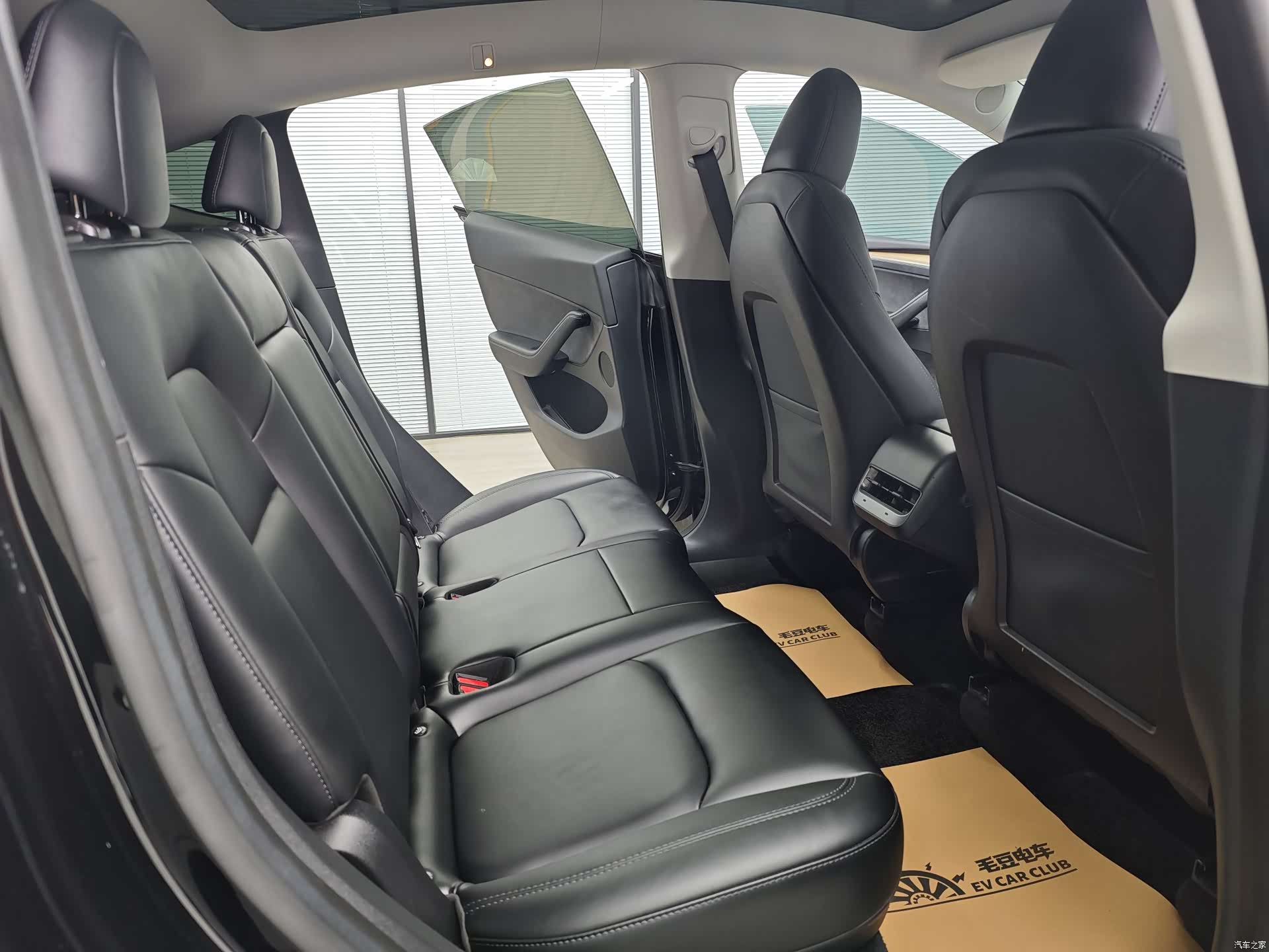 Tesla Model Y, 2023 47