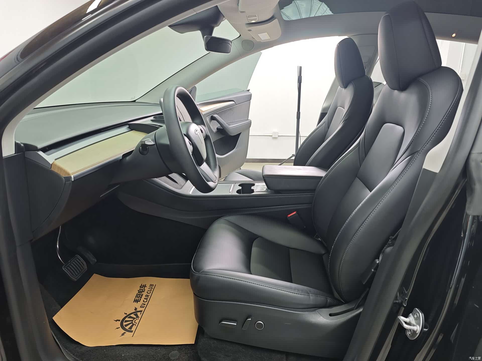 Tesla Model Y, 2023 43