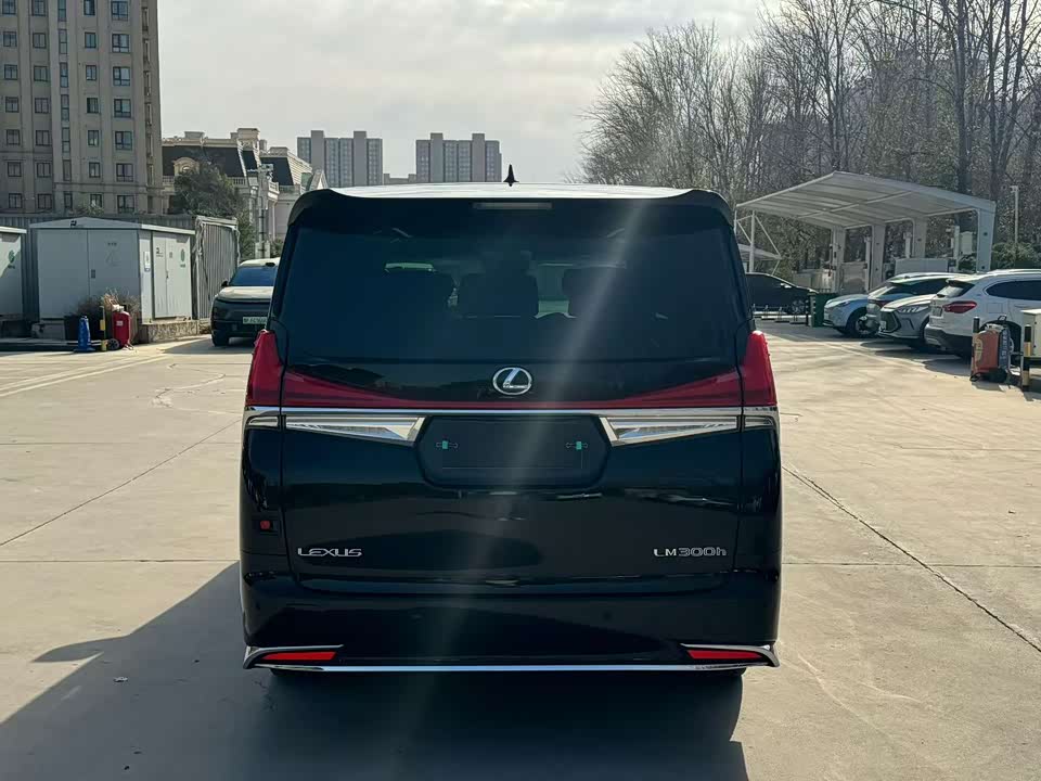 Lexus LM