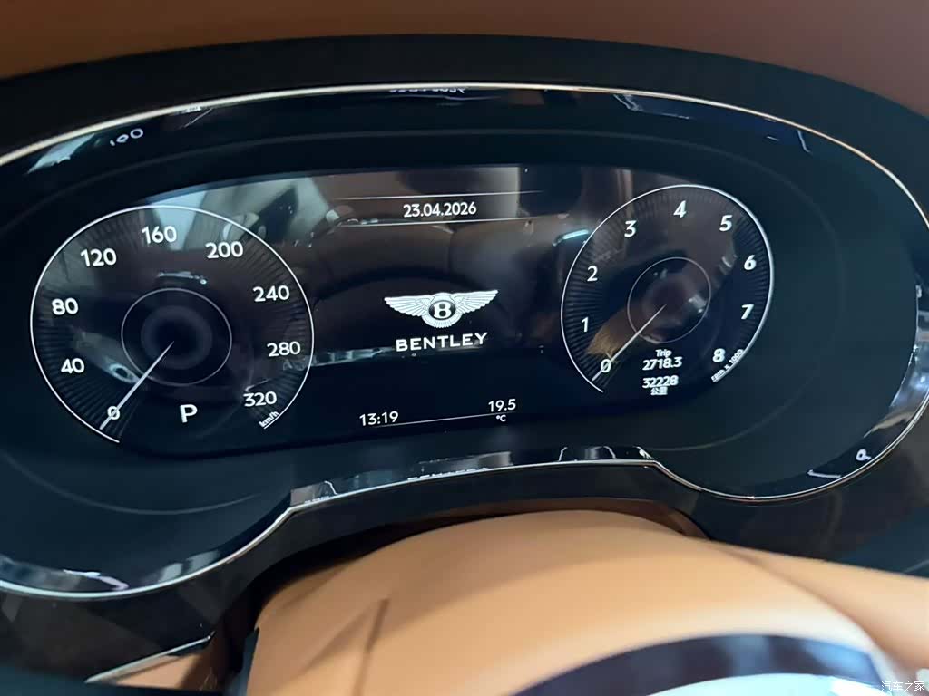 Bentley Bentayga, 2025 все фото