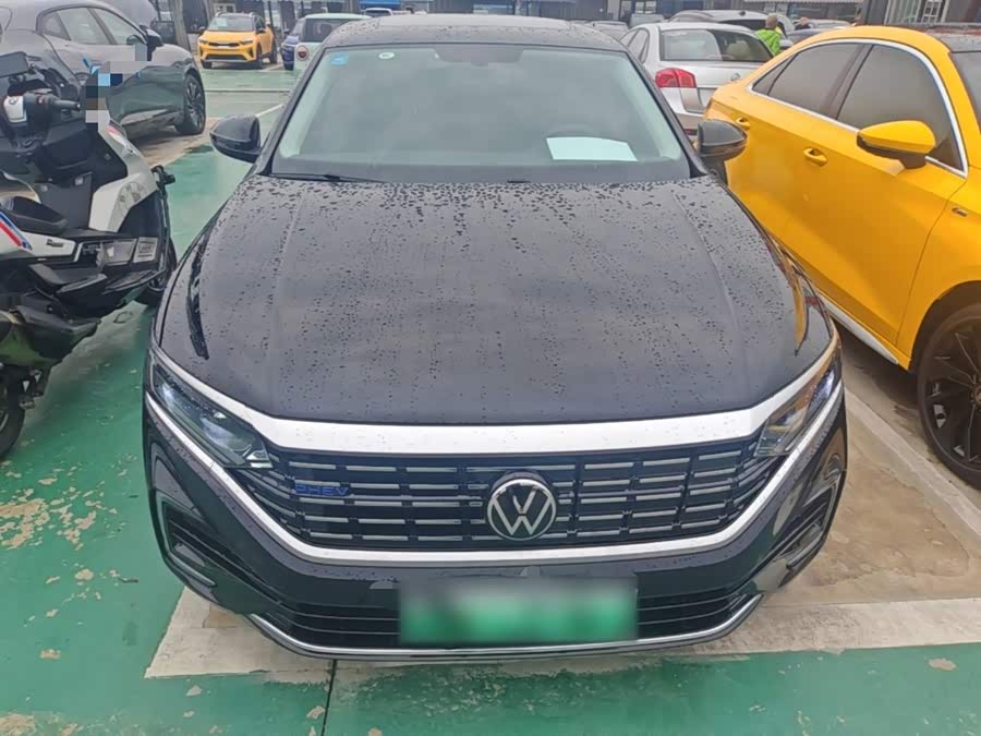 Volkswagen Passat PHEV 2023, фото 2