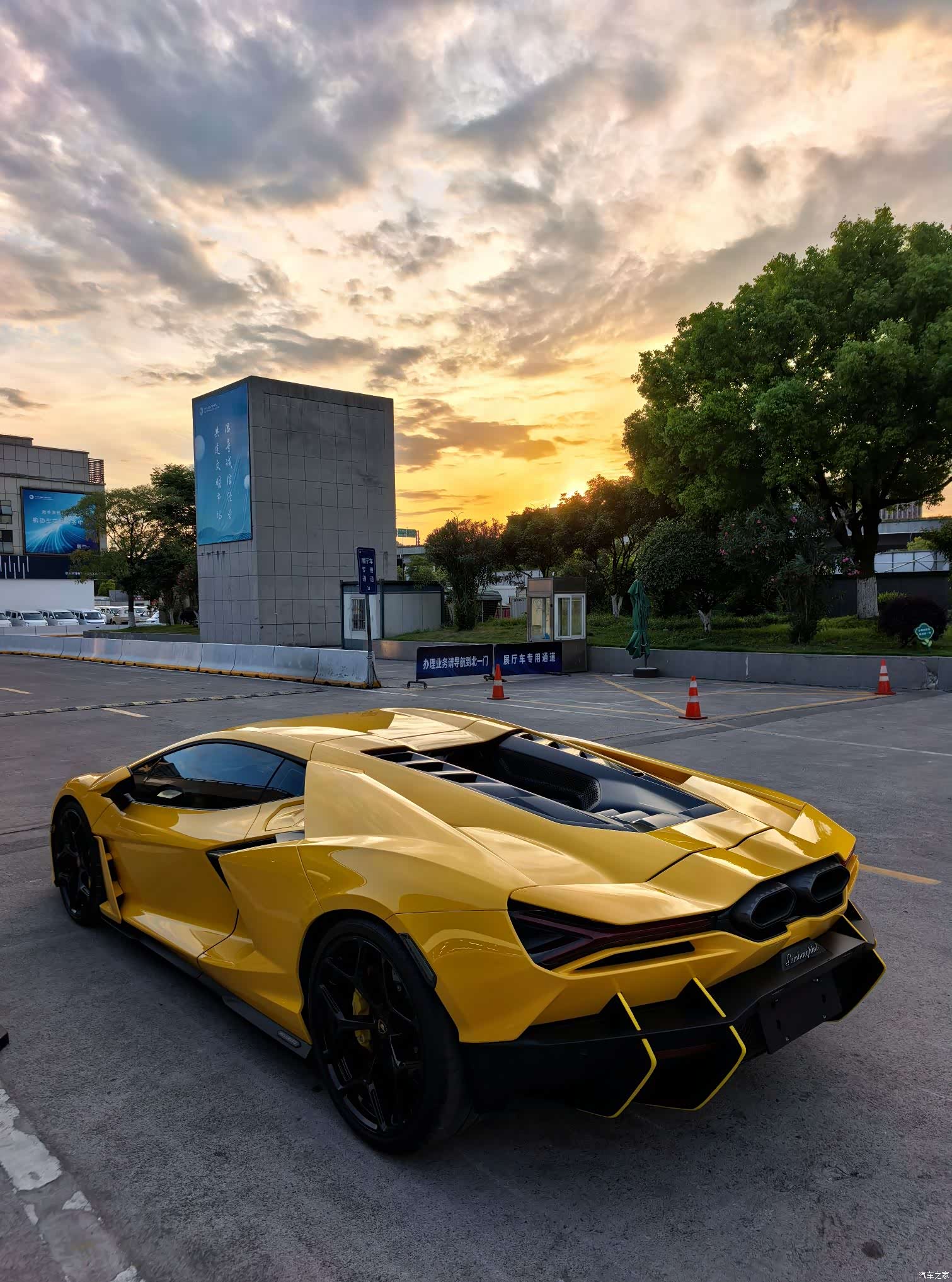 Lamborghini Revuelto, 2025 6
