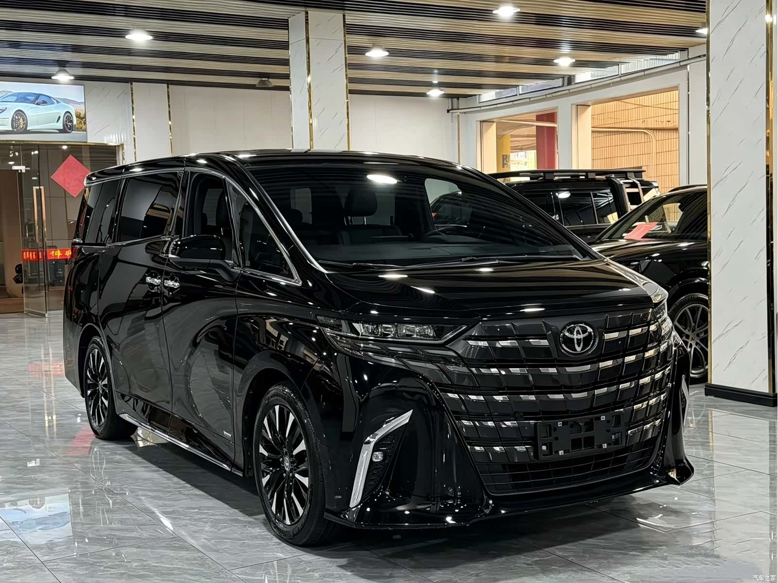 Toyota Alphard, 2024 3