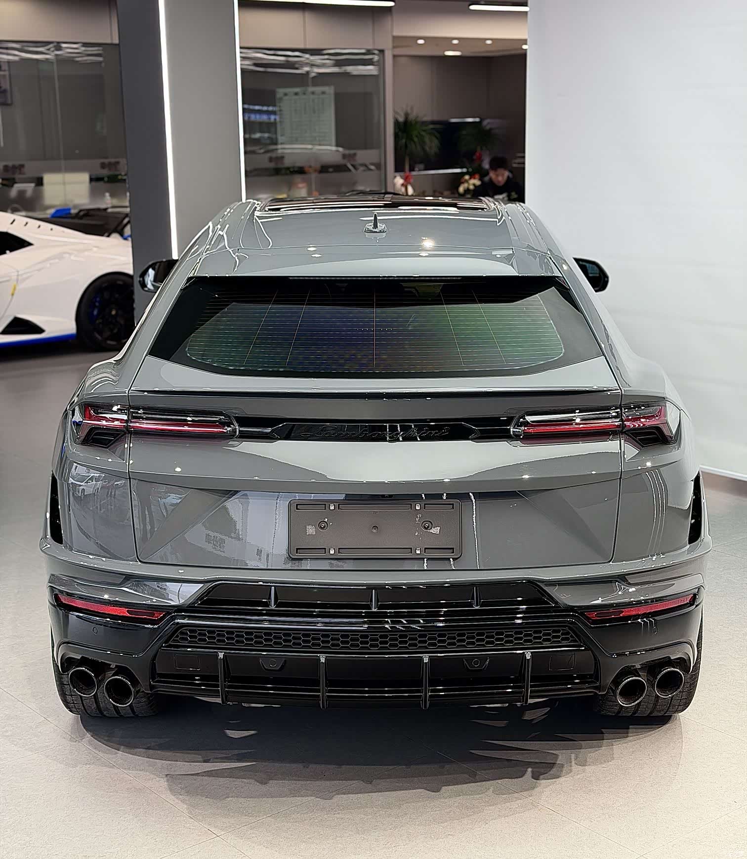 Lamborghini Urus, 2024 3