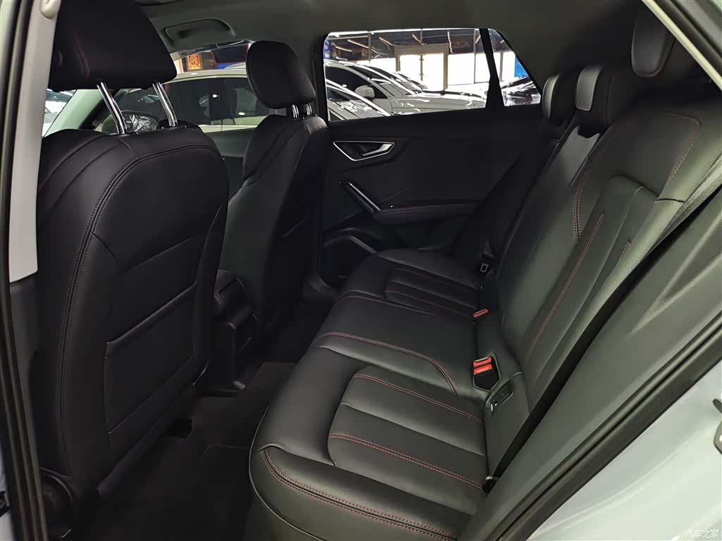Audi Q2L, 2025 11