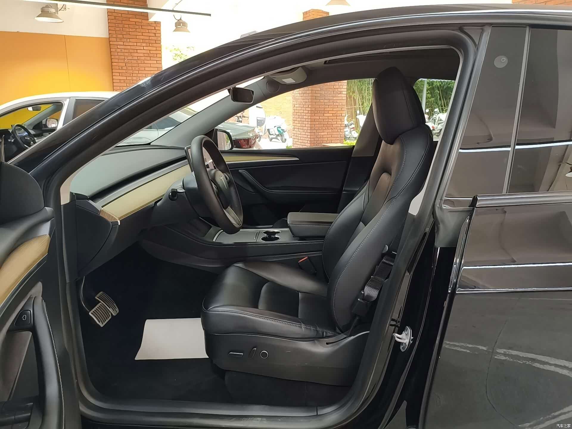 Tesla Model Y, 2023 9