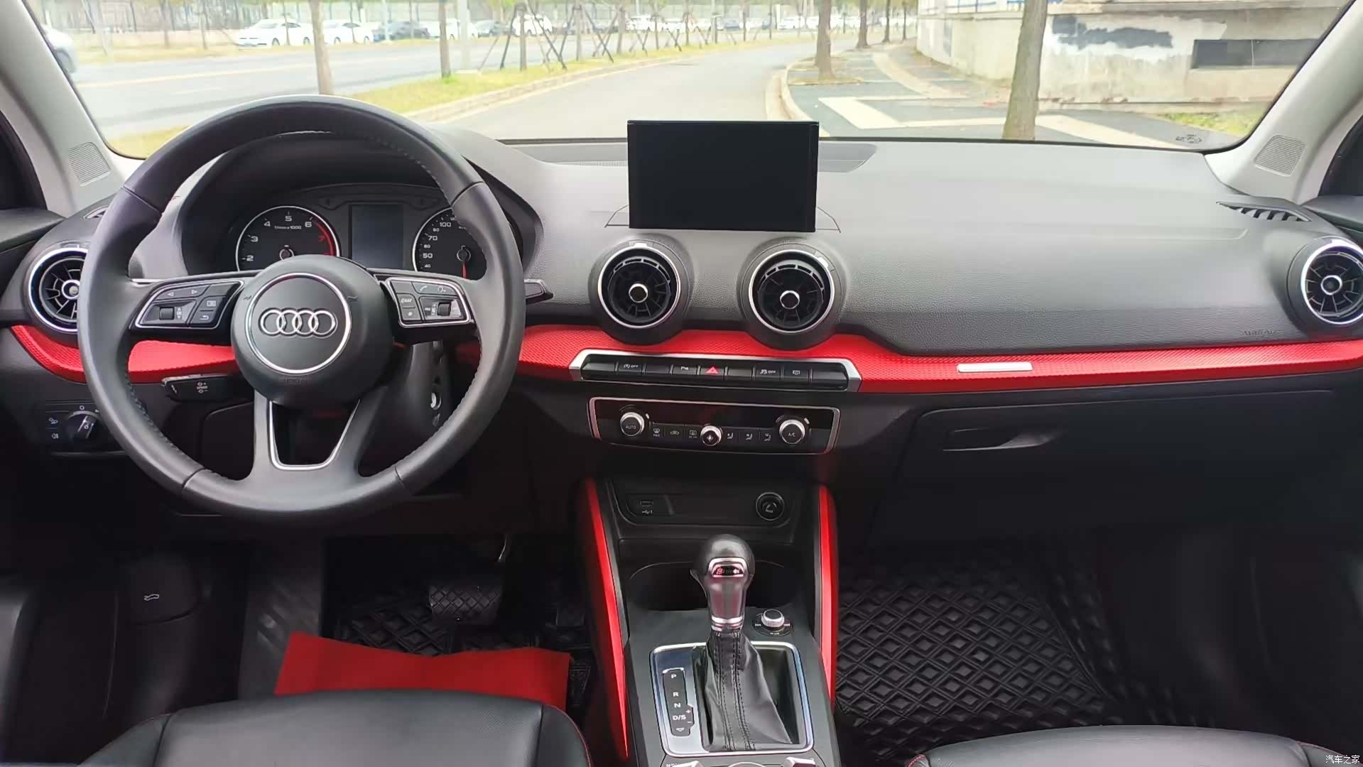 Audi Q2L, 2020 все фото