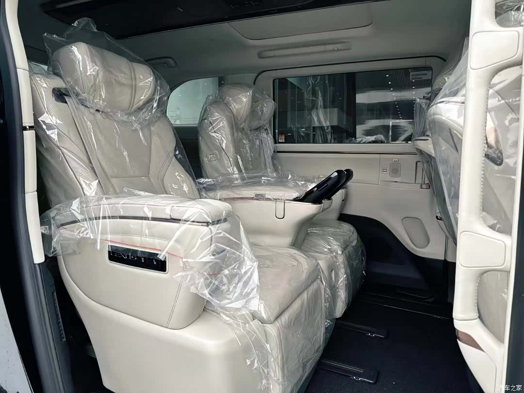 Lexus LM, 2025 6