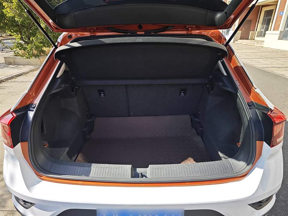 Volkswagen T-ROC exploring Songs