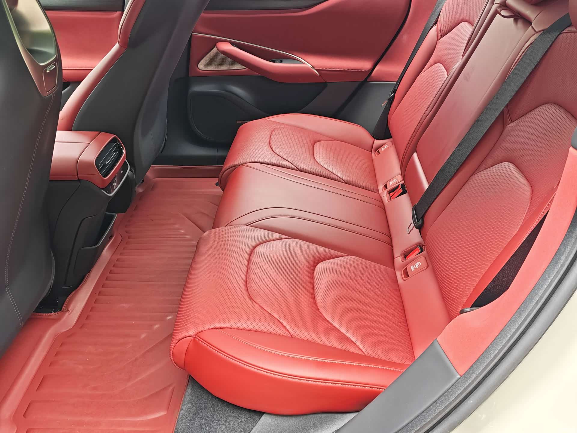 Xiaomi SU7, 2024 10
